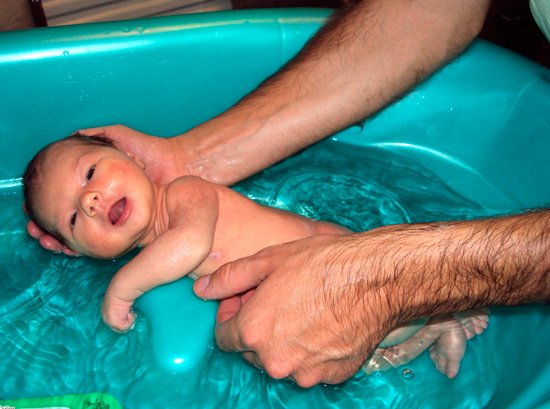 Чи можна купати немовляти, якщо у нього нежить?
