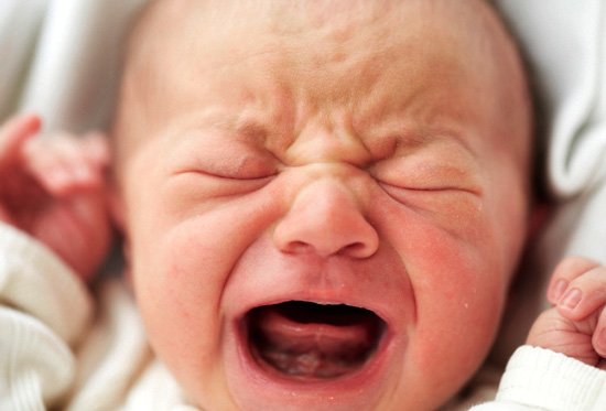 Що робити, якщо у немовляти лізуть зуби і зявився нежить?