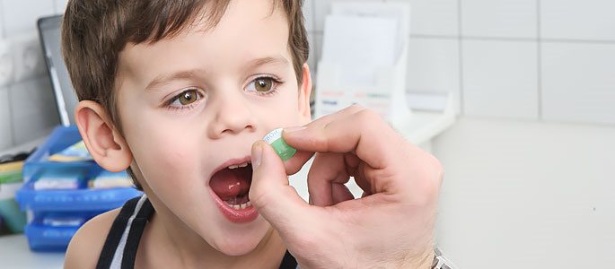 Як лікувати ангіну у дитини антибіотиками?