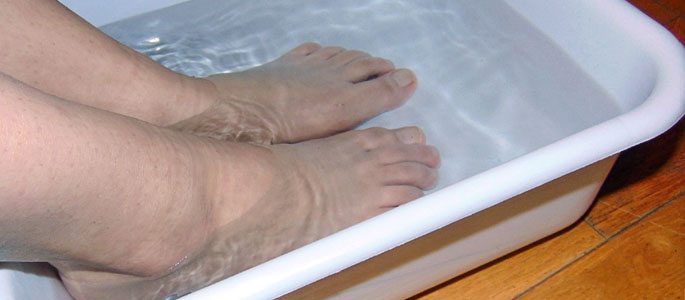 Греют ли ноги при температуре. Ванночки от отеков ступней. Цианоз на ногах при купании. Ноги в тазике с холодной водой.