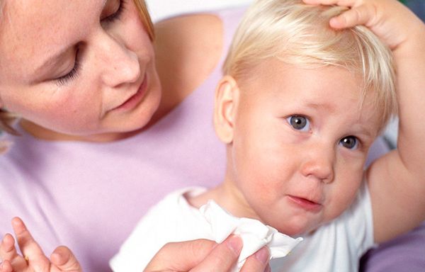 Біль у вусі дитини: перша допомога, знеболювання, краплі від отиту