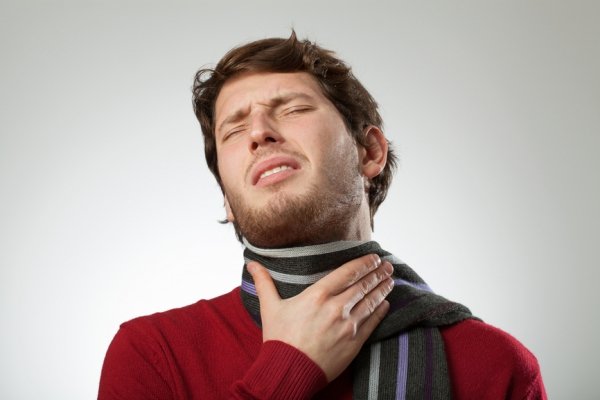 Болить горло, голова: чим лікувати у дорослих і дітей, якщо немає температури