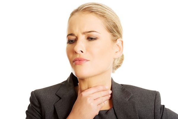 Болить горло і температура: що робити, як і чим лікувати
