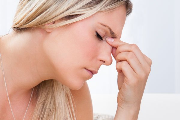 Болить ніс всередині, зовні, кінчик при натисканні або дотику: причини і лікування