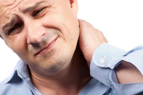 Болить шия праворуч під щелепою: причини і лікування
