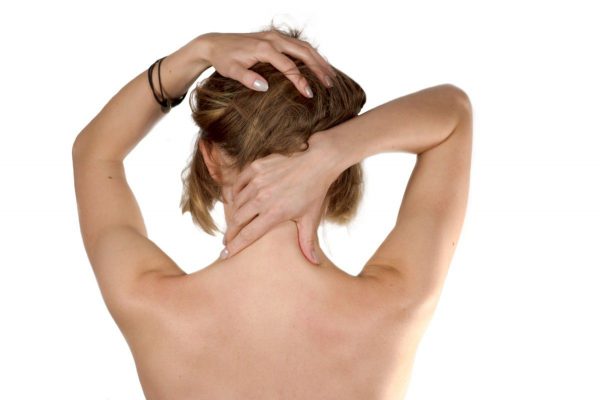 Болить шия праворуч під щелепою: причини і лікування