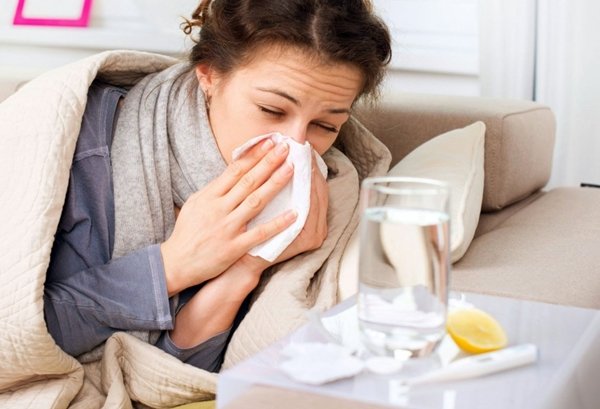 Чхання і нежить без температури: лікування у дорослих і дітей