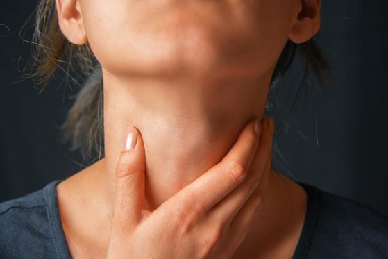 Тисне шию: причини і діагностика стиснення у горлі