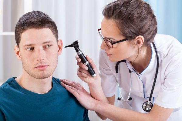 Грибок у вухах у людини: лікування препаратами і народними засобами