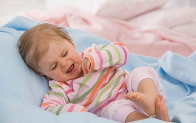 Грудне молоко від нежитю у немовлят: лікування і чи можна капати