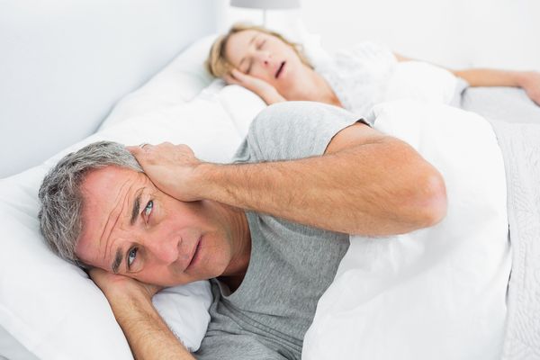 Як позбавитися від хропіння уві сні чоловікові і жінці в домашніх умовах