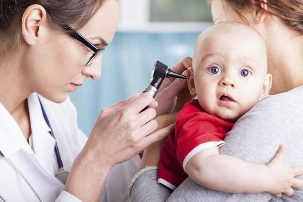 Як зрозуміти, що у дитини болить вухо: причини і симптоми