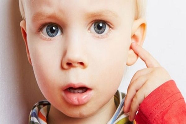 Як зрозуміти, що у дитини болить вухо: причини і симптоми