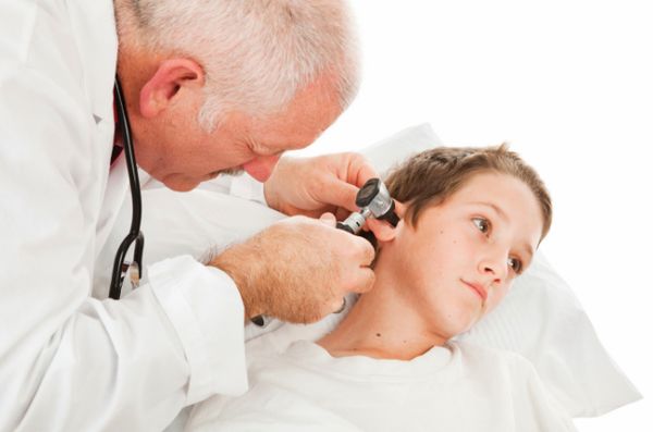 Камфорна олія при отиті: лікування вуха будинку у дорослих і дітей