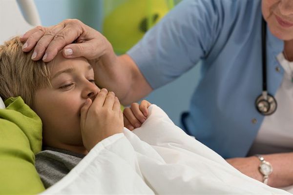 Гавкаючий кашель у дитини і дорослого з температурою і без: чим лікувати