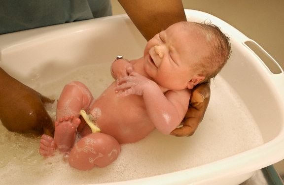 Чи можна купати дитину при нежиті або кашлі без температури