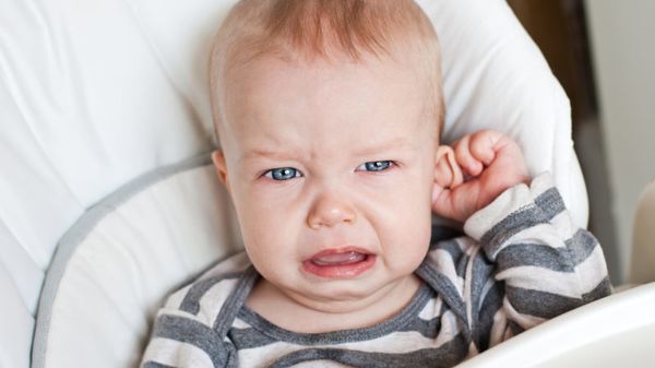 Отит у немовляти: симптоми і ознаки, як зрозуміти і визначити що болить вухо