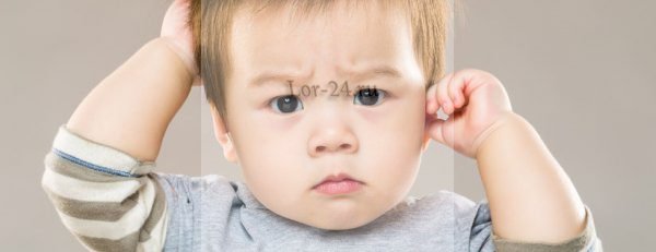 Чому дитина чухає вуха – причини і ознаки