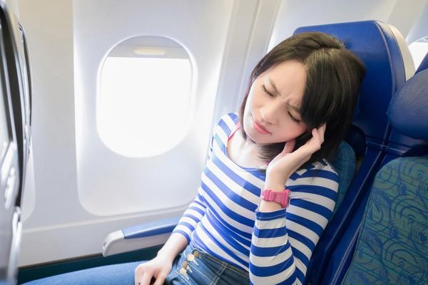Чому закладає вуха в літаку і не проходить: що робити