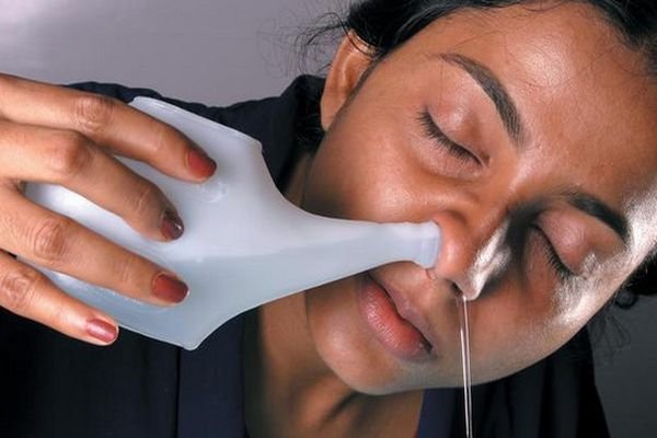 Після промивання носа болить голова: основні причини