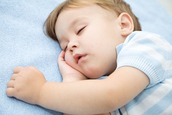 Дитина хропе уві сні, соплів немає: чому і як лікувати?