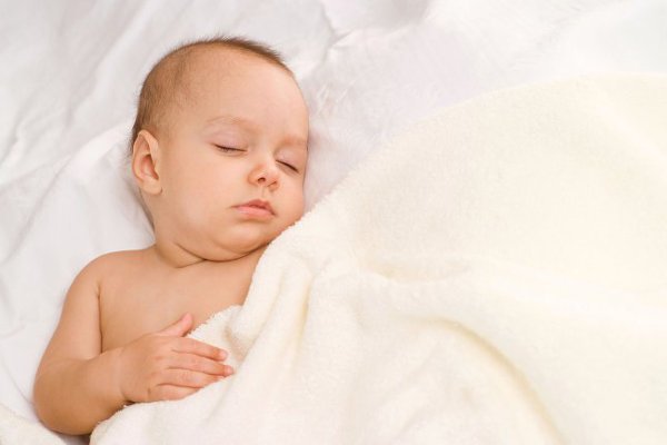 Дитина хропе уві сні, соплів немає: чому і як лікувати?