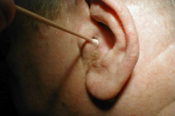 Стафілокок у вусі: причини, симптоми і лікування