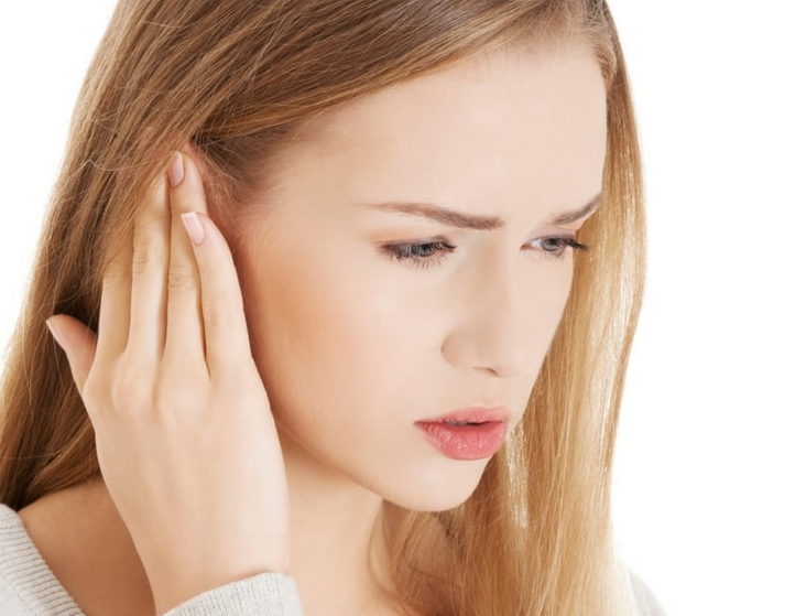 Закладеність вуха без болю: що робити, причини і лікування