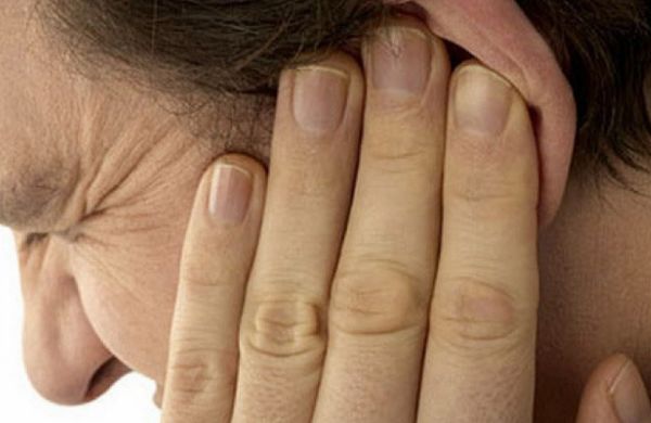 Заклало вухо при застуді: що робити, лікування в домашніх умовах