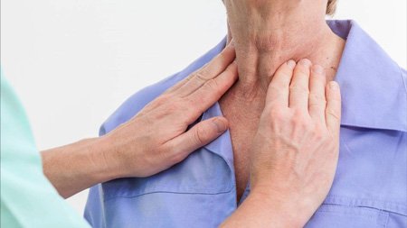 Білі грудки в горлі – причини появи і як їх прибрати