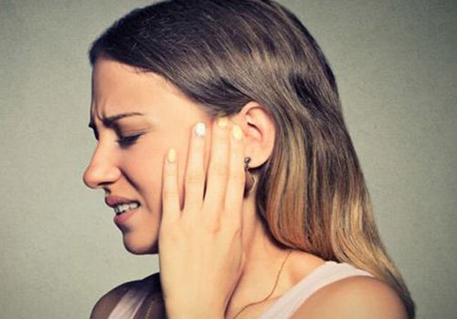 Біль у горлі і вусі: симптоматика, причини і лікування