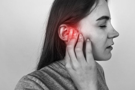 Болить горло і вухо з одного боку – причини однобічного болю