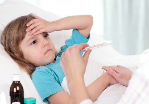 Болить вухо з температурою у дитини: причини і лікування