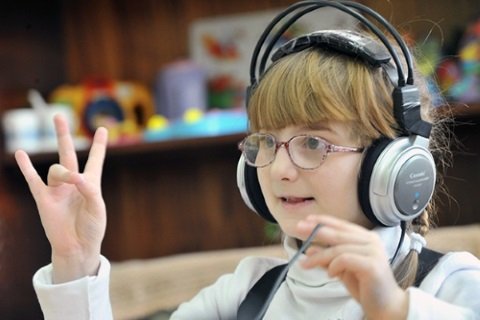 Діти з порушенням слуху: причини, особливості та рекомендації батькам