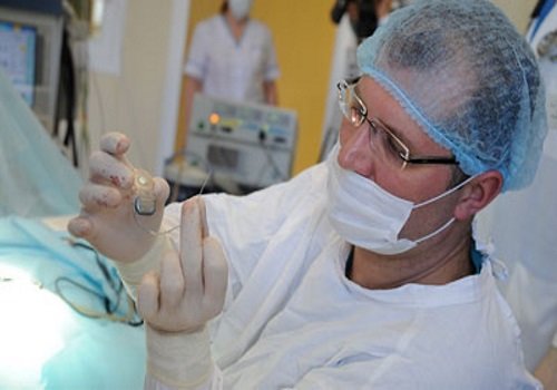 Кохлеарна імплантація: її суть, показники та різновиди проведення