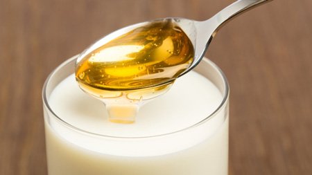 Молоко з медом від болю в горлі – рецепт приготування