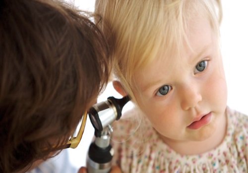 Отит середнього вуха у дітей: симптоми і лікування