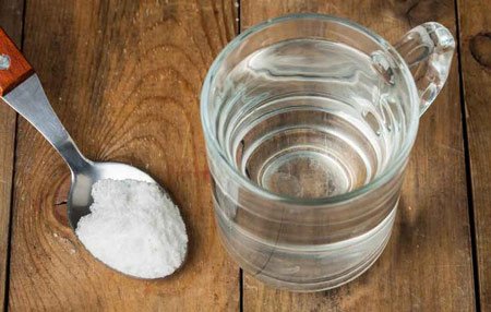 Полоскання горла содою і сіллю при ангіні – пропорції і розчини