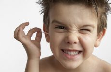 Сірчана пробка у дітей: симптоми, причини та що робити