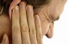 Клацає в вусі: причини симптоми і лікування