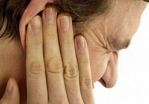 Клацає в вусі: причини симптоми і лікування
