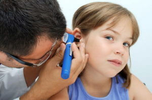 Приглухуватість у дітей: симптоми, причини і лікування
