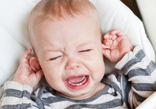 У дитини болить вухо, що робити і як лікувати