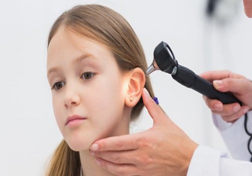 У дитини стріляє вухо: що робити і як лікувати
