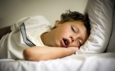 Дитина хропе уві сні: причини і лікування, якщо соплів немає