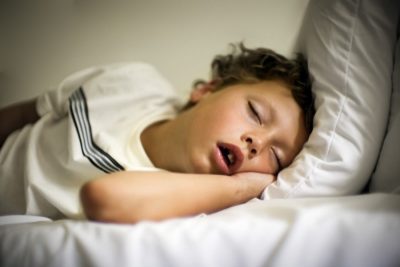 Дитина хропе уві сні: причини і лікування, якщо соплів немає