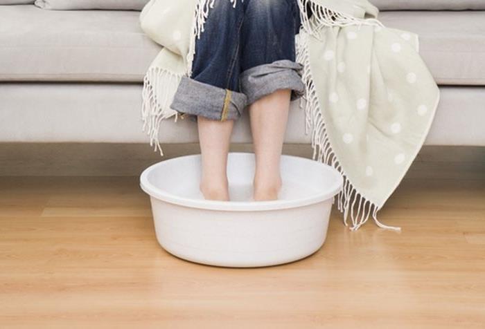 Користь гарячих ванночок при застуді: як правильно парити ноги?